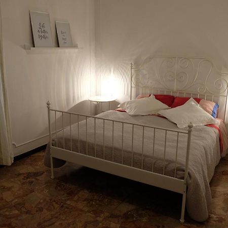 Spaziosa Matrimoniale Nel Centro Di Modena Apartamento Exterior foto