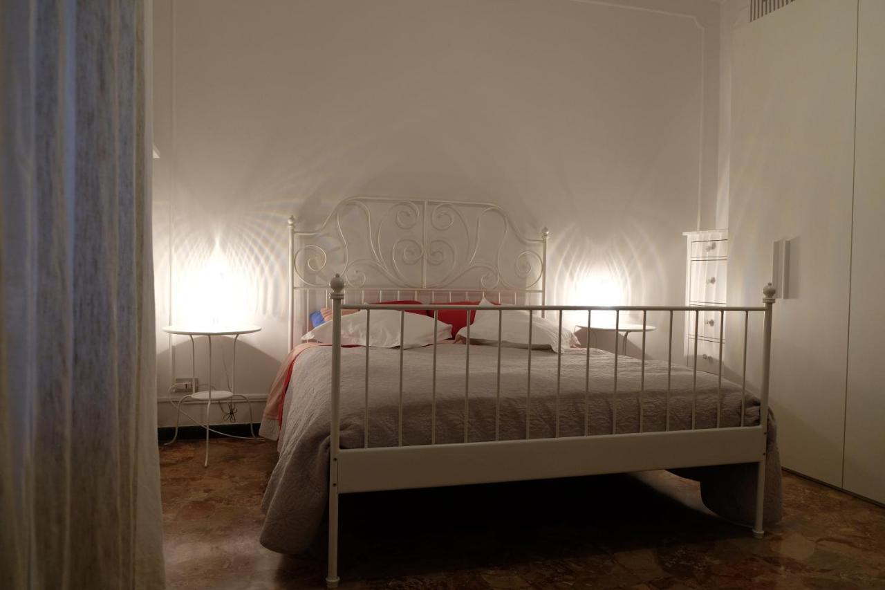 Spaziosa Matrimoniale Nel Centro Di Modena Apartamento Exterior foto
