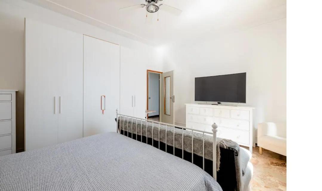 Spaziosa Matrimoniale Nel Centro Di Modena Apartamento Exterior foto